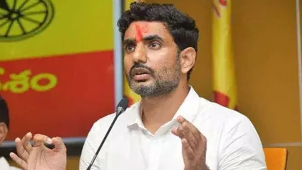 Nara Lokesh: నా భార్య, నా తల్లిపై కూడా కేసులు పెట్టి జైలుకి పంపుతారట: నారా లోకేశ్ Nara Lokesh: నా భార్య, నా తల్లిపై కూడా కేసులు పెట్టి జైలుకి పంపుతారట: నారా లోకేశ్