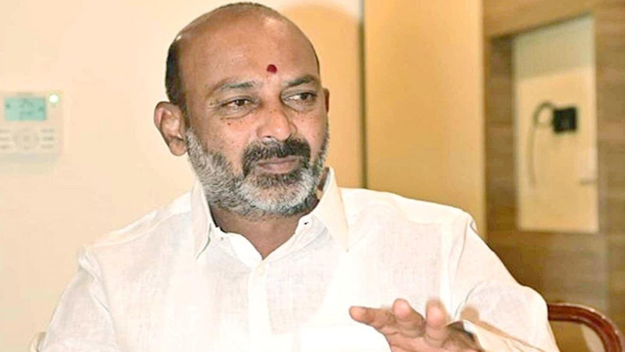 Bandi Sanjay : కిషన్ రెడ్డి అరెస్ట్ అప్రజాస్వామికం : బండి సంజయ్ Bandi Sanjay : కిషన్ రెడ్డి అరెస్ట్ అప్రజాస్వామికం : బండి సంజయ్