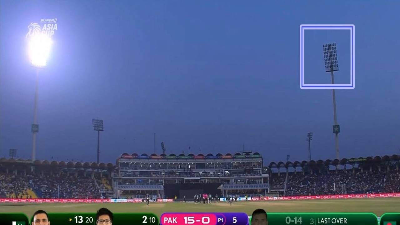 Asia Cup 2023 : మ్యాచ్ మధ్యలో ఆగిన ఫ్లడ్ లైట్లు.. టోర్నీ మొత్తం చీకట్లోనే ఆడించేవాళ్లా..? Asia Cup 2023 : మ్యాచ్ మధ్యలో ఆగిన ఫ్లడ్ లైట్లు.. టోర్నీ మొత్తం చీకట్లోనే ఆడించేవాళ్లా..?