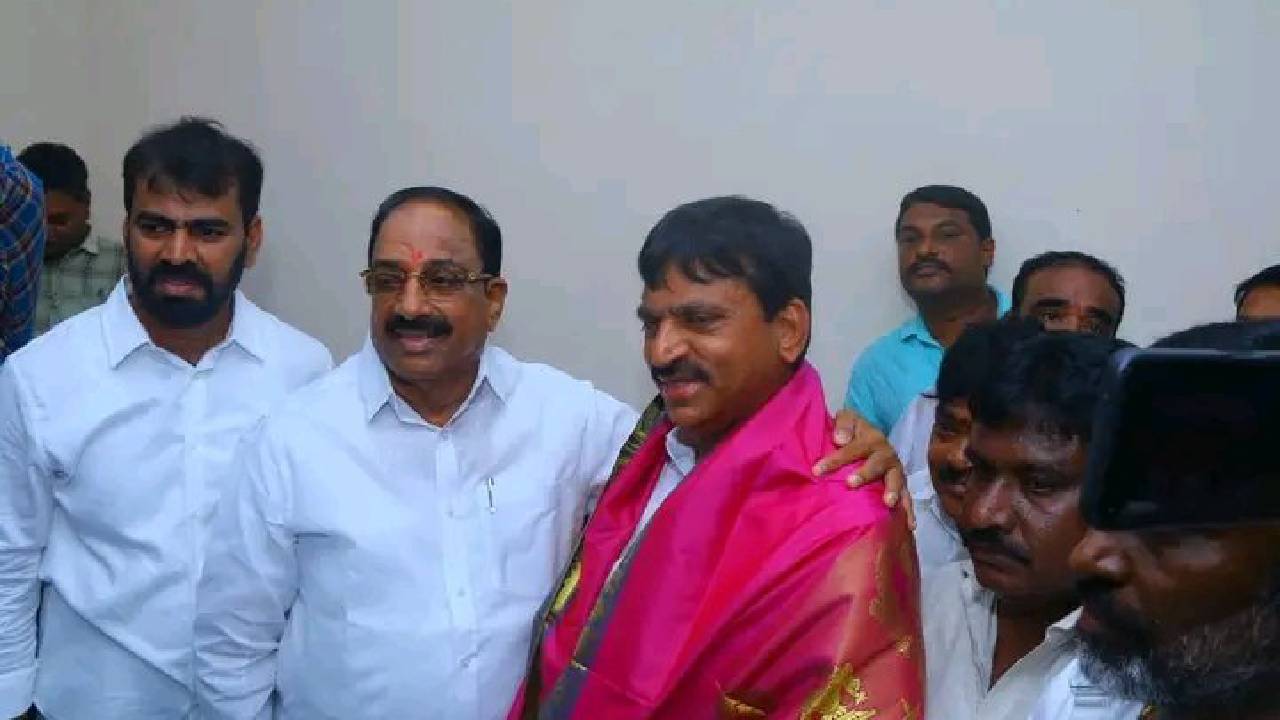 Thummala Nageswara Rao: తుమ్మలతో సమావేశమైన పొంగులేటి.. ఆ తర్వాతే తన రాజకీయ జీవితాన్ని ముగిస్తానని తుమ్మల కామెంట్స్ Thummala Nageswara Rao: తుమ్మలతో సమావేశమైన పొంగులేటి.. ఆ తర్వాతే తన రాజకీయ జీవితాన్ని ముగిస్తానని తుమ్మల కామెంట్స్