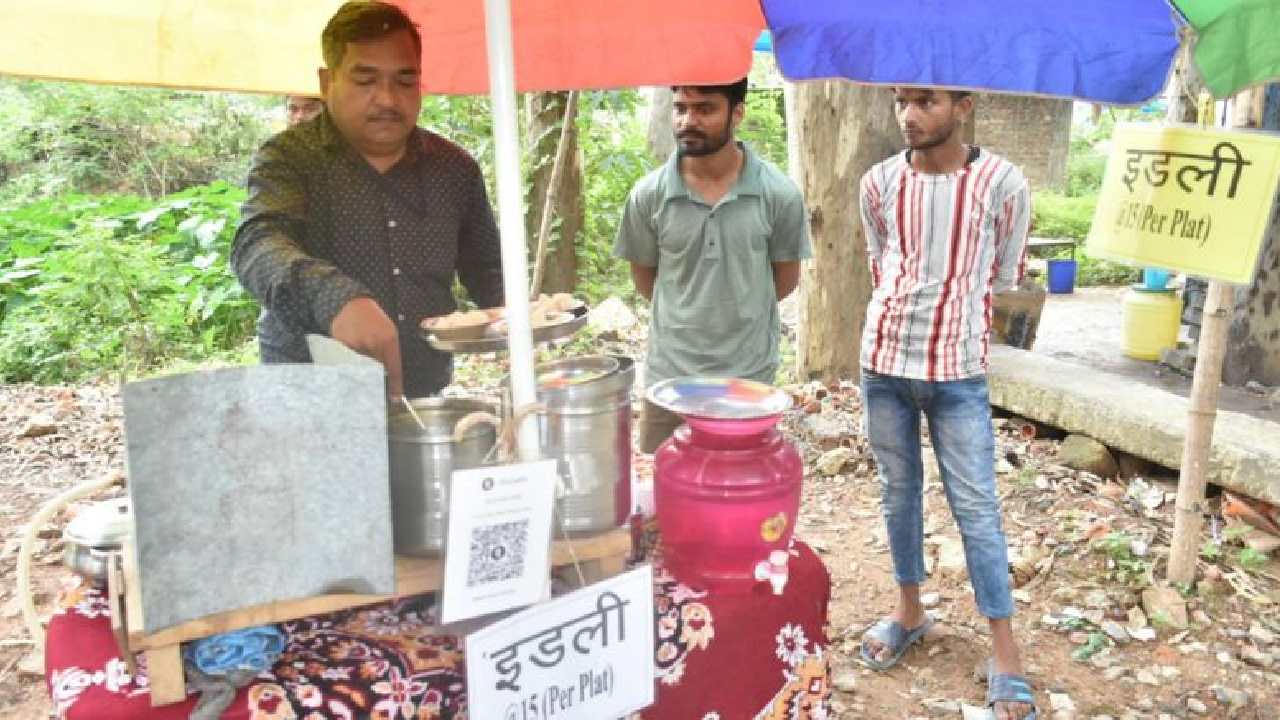 Deepak Kumar Uprariya : చంద్రయాన్-3 కి పనిచేసిన టెక్నీషియన్ ఇడ్లీలు అమ్ముకుంటున్నారు..కారణం ఏంటంటే? Deepak Kumar Uprariya : చంద్రయాన్-3 కి పనిచేసిన టెక్నీషియన్ ఇడ్లీలు అమ్ముకుంటున్నారు..కారణం ఏంటంటే?