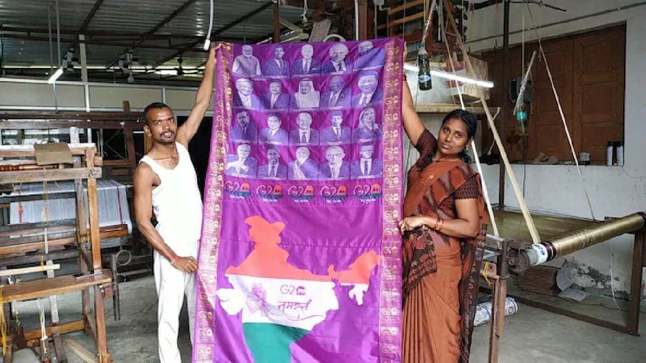 Rajanna Sircilla District : జీ20 ముద్రతో చేనేత మగ్గంపై ప్రత్యేక వస్త్రం తయారు చేసిన సిరిసిల్ల నేతన్న Rajanna Sircilla District : జీ20 ముద్రతో చేనేత మగ్గంపై ప్రత్యేక వస్త్రం తయారు చేసిన సిరిసిల్ల నేతన్న