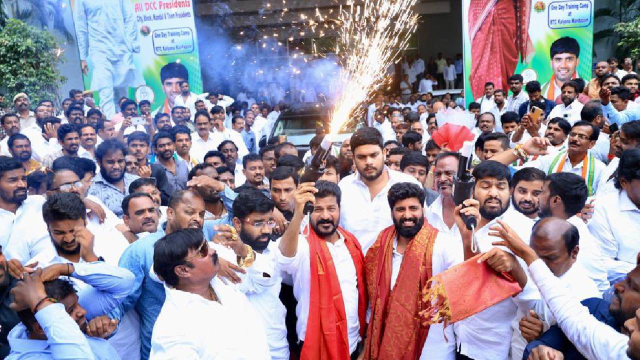Congress: తెలంగాణ ఎన్నికల వ్యూహం.. టీపీసీసీ కమిటీలను ప్రకటించిన ఏఐసీసీ.. ఏ కమిటీకి ఎవరు చైర్మన్? Congress: తెలంగాణ ఎన్నికల వ్యూహం.. టీపీసీసీ కమిటీలను ప్రకటించిన ఏఐసీసీ.. ఏ కమిటీకి ఎవరు చైర్మన్?