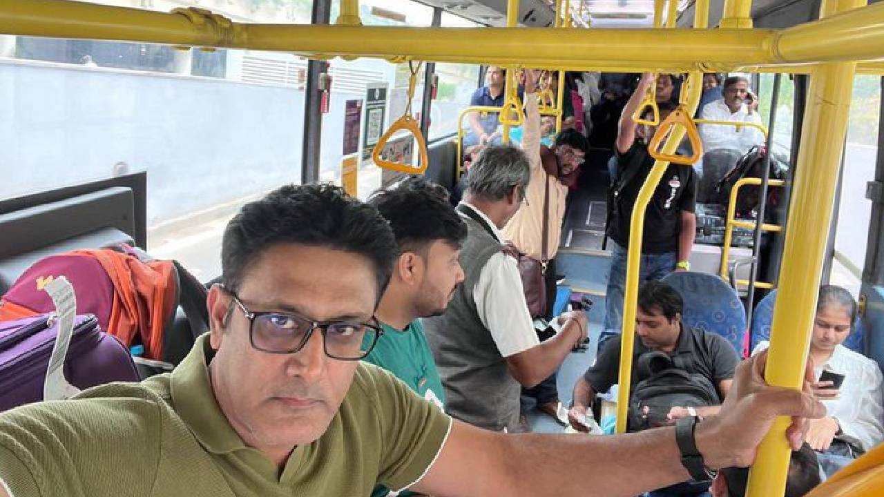 Anil Kumble: ప్రభుత్వ బస్సు ఎక్కి, టికెట్ తీసుకుని ప్రయాణించి.. ఇంటికి వెళ్లిన అనిల్ కుంబ్లే Anil Kumble: ప్రభుత్వ బస్సు ఎక్కి, టికెట్ తీసుకుని ప్రయాణించి.. ఇంటికి వెళ్లిన అనిల్ కుంబ్లే