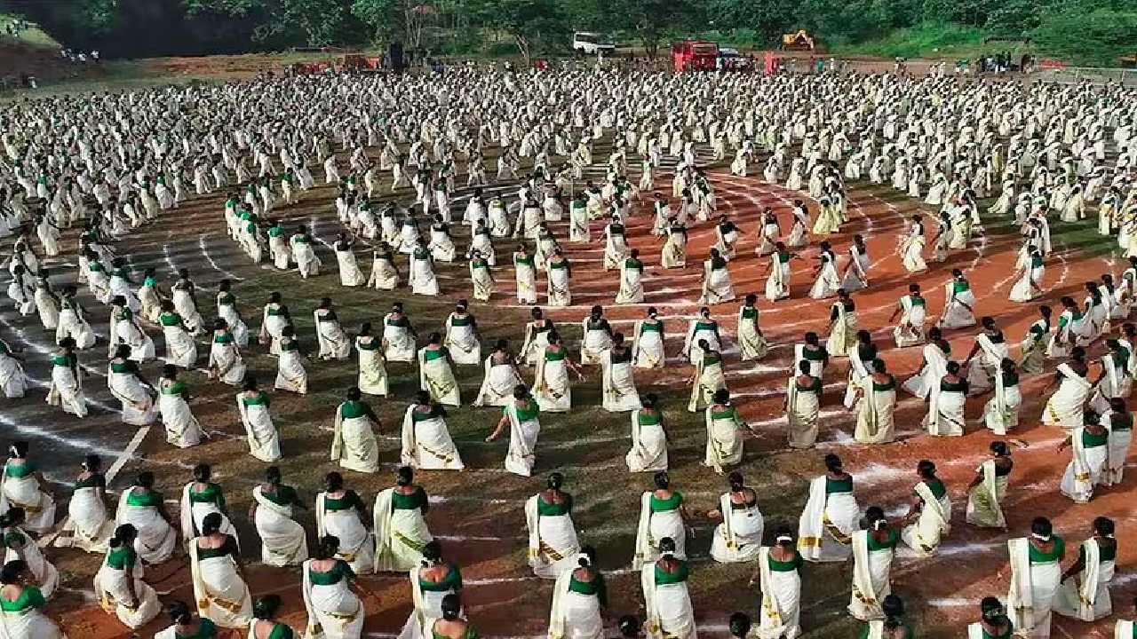 Kerala : వేలాదిమంది మహిళలు చేసిన ‘తిరువాతిరకాళి’ నృత్యం చూడాలంటే రెండు కళ్లు చాలవు Kerala : వేలాదిమంది మహిళలు చేసిన ‘తిరువాతిరకాళి’ నృత్యం చూడాలంటే రెండు కళ్లు చాలవు