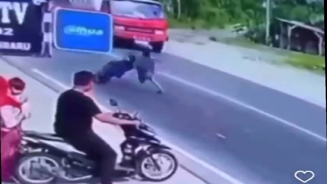 Viral Video: రెప్పపాటులో ఈ ఘోర ప్రమాదం నుంచి బయటపడి.. Viral Video: రెప్పపాటులో ఈ ఘోర ప్రమాదం నుంచి బయటపడి..
