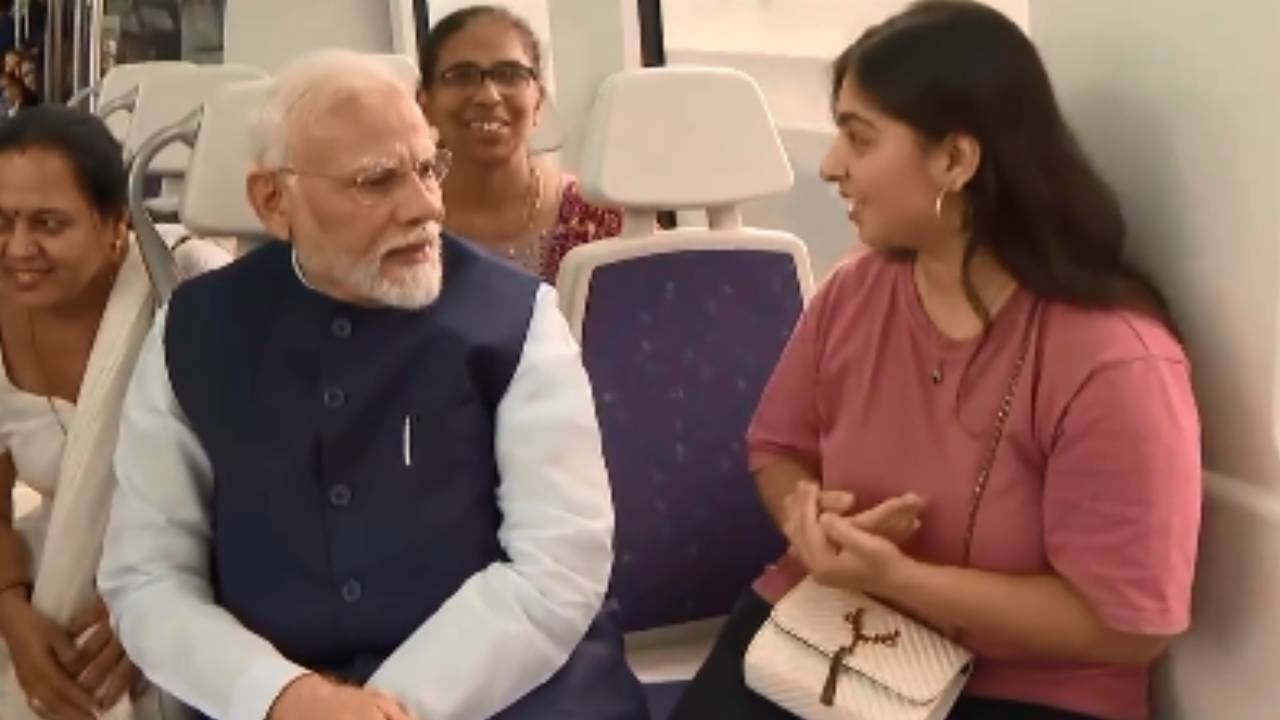 PM Modi Travels in DelhiMetro: పుట్టినరోజు నాడు ఢిల్లీ మెట్రోలో ప్రయాణించిన ప్రధాని నరేంద్ర మోదీ.. ఫొటో గ్యాలరీ