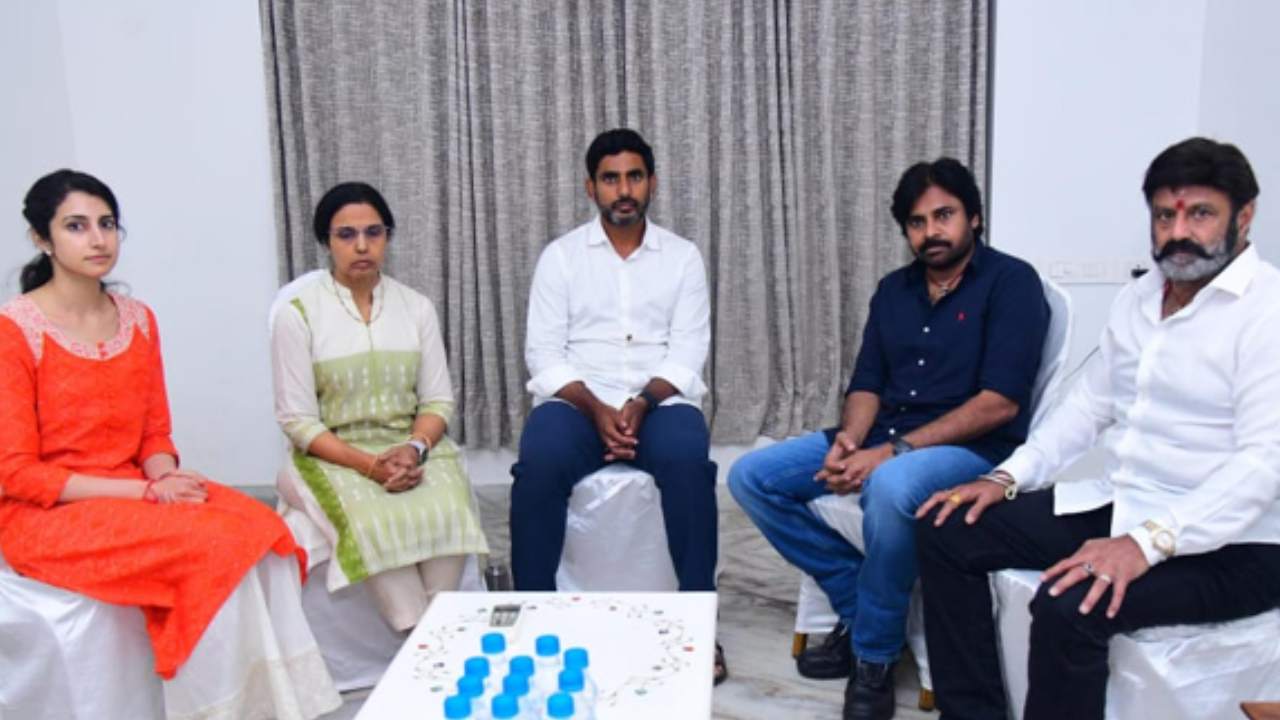 Pawan Kalyan: చంద్రబాబు సతీమణి నారా భువనేశ్వరికి పవన్ కళ్యాణ్ పరామర్శ Pawan Kalyan: చంద్రబాబు సతీమణి నారా భువనేశ్వరికి పవన్ కళ్యాణ్ పరామర్శ