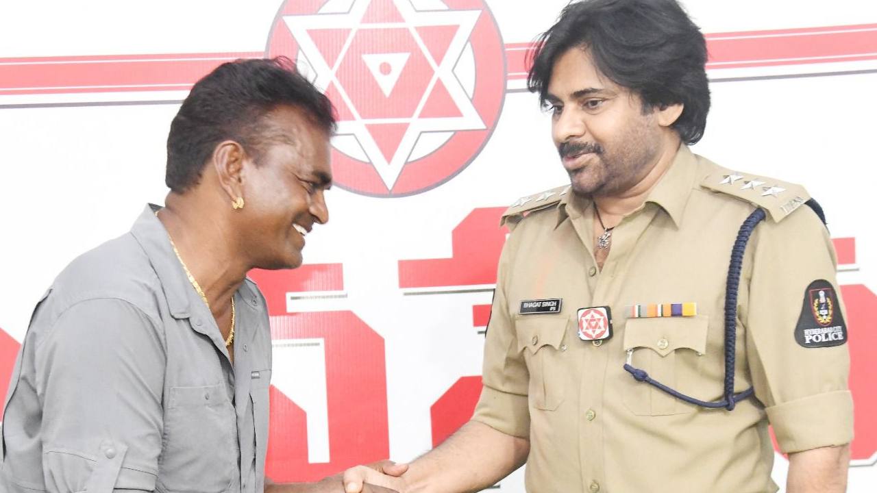 Pawan Kalyan : ఉస్తాద్ షూటింగ్లో పవన్ కళ్యాణ్.. ఫుల్ స్వింగ్లో..! Pawan Kalyan : ఉస్తాద్ షూటింగ్లో పవన్ కళ్యాణ్.. ఫుల్ స్వింగ్లో..!