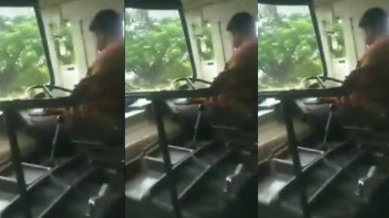 RTC Driver : సెల్ ఫోన్ చూస్తూ బస్సు నడిపిన ఆర్టీసీ డ్రైవర్.. ప్రయాణికుల ప్రాణాలతో చెలగాటం RTC Driver : సెల్ ఫోన్ చూస్తూ బస్సు నడిపిన ఆర్టీసీ డ్రైవర్.. ప్రయాణికుల ప్రాణాలతో చెలగాటం