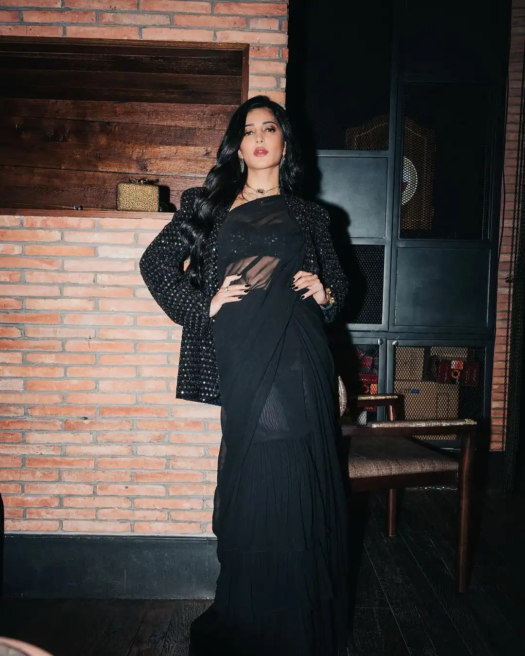 Shruti Haasan Stunning Looks in Black Saree  