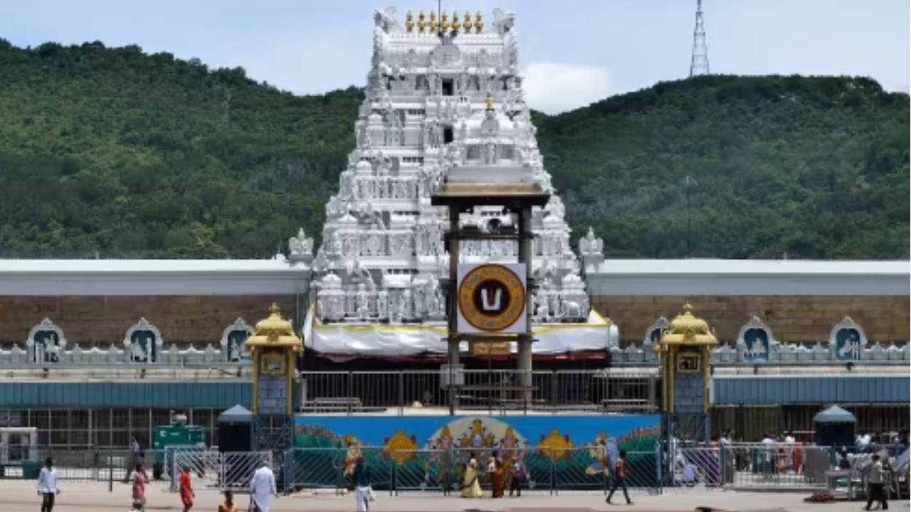 Tirumala: టీటీడీ పాలక మండలి సంచలన నిర్ణయాలు.. గోవిందకోటి రాస్తే వీఐపీ బ్రేక్ దర్శనం.. కేవలం వారికి మాత్రమే.. చేతికర్రలు కూడా.. Tirumala: టీటీడీ పాలక మండలి సంచలన నిర్ణయాలు.. గోవిందకోటి రాస్తే వీఐపీ బ్రేక్ దర్శనం.. కేవలం వారికి మాత్రమే.. చేతికర్రలు కూడా..
