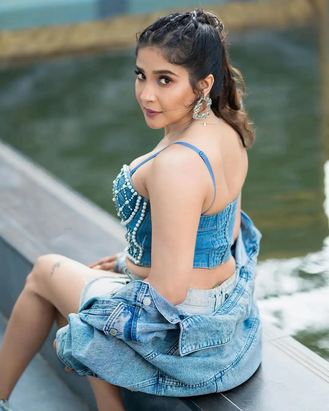 Tamil Actress Sakshi Agarwal shares her latest photoshoot in instagram