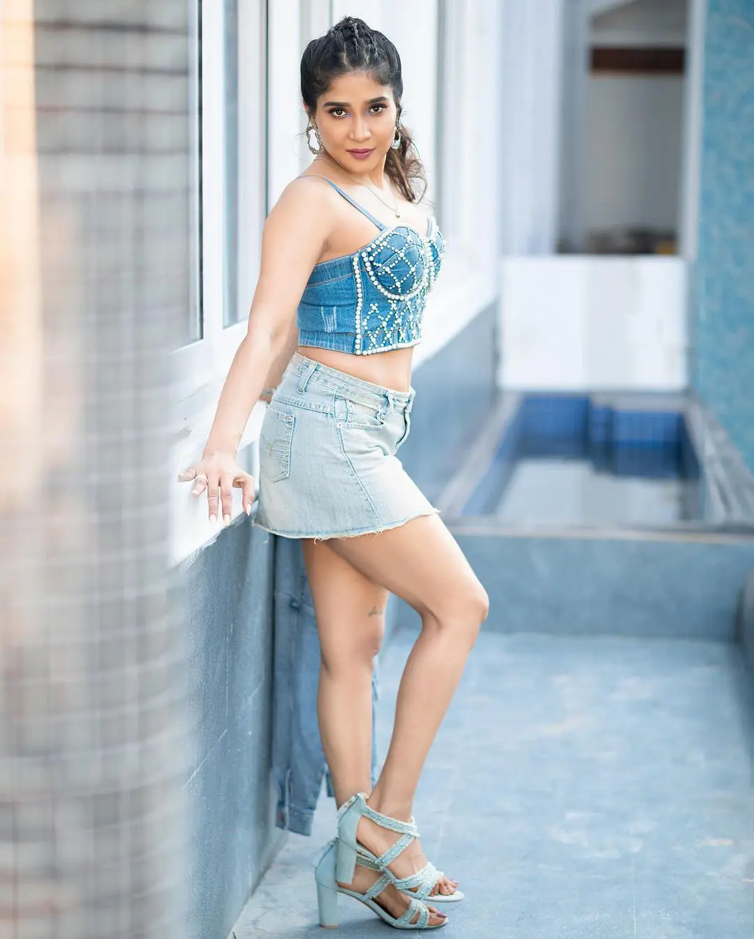 Tamil Actress Sakshi Agarwal shares her latest photoshoot in instagram