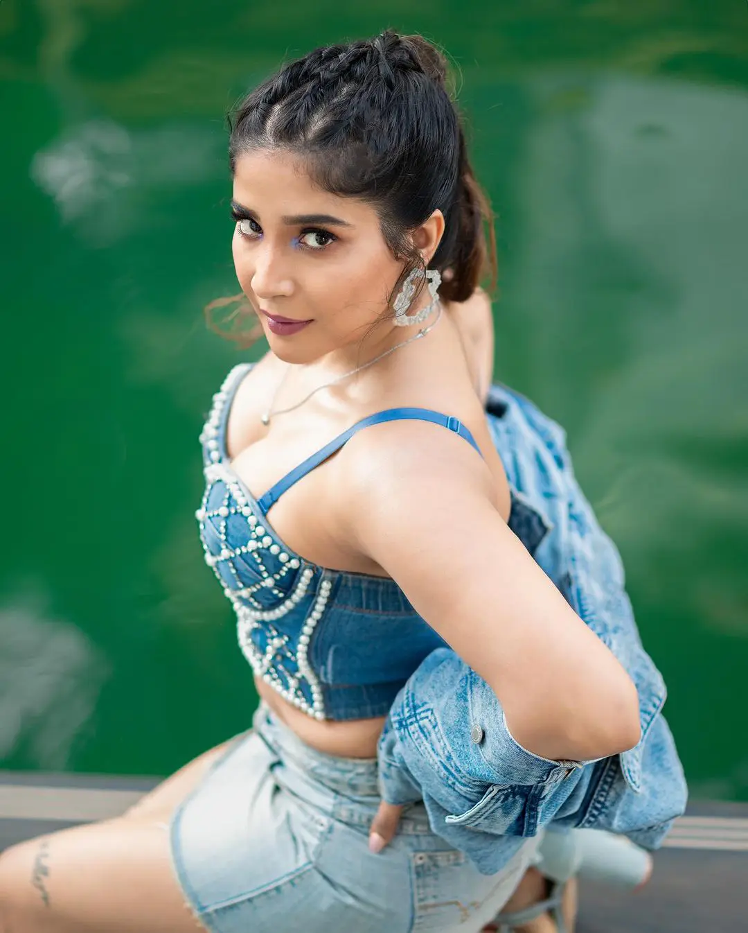 Tamil Actress Sakshi Agarwal shares her latest photoshoot in instagram