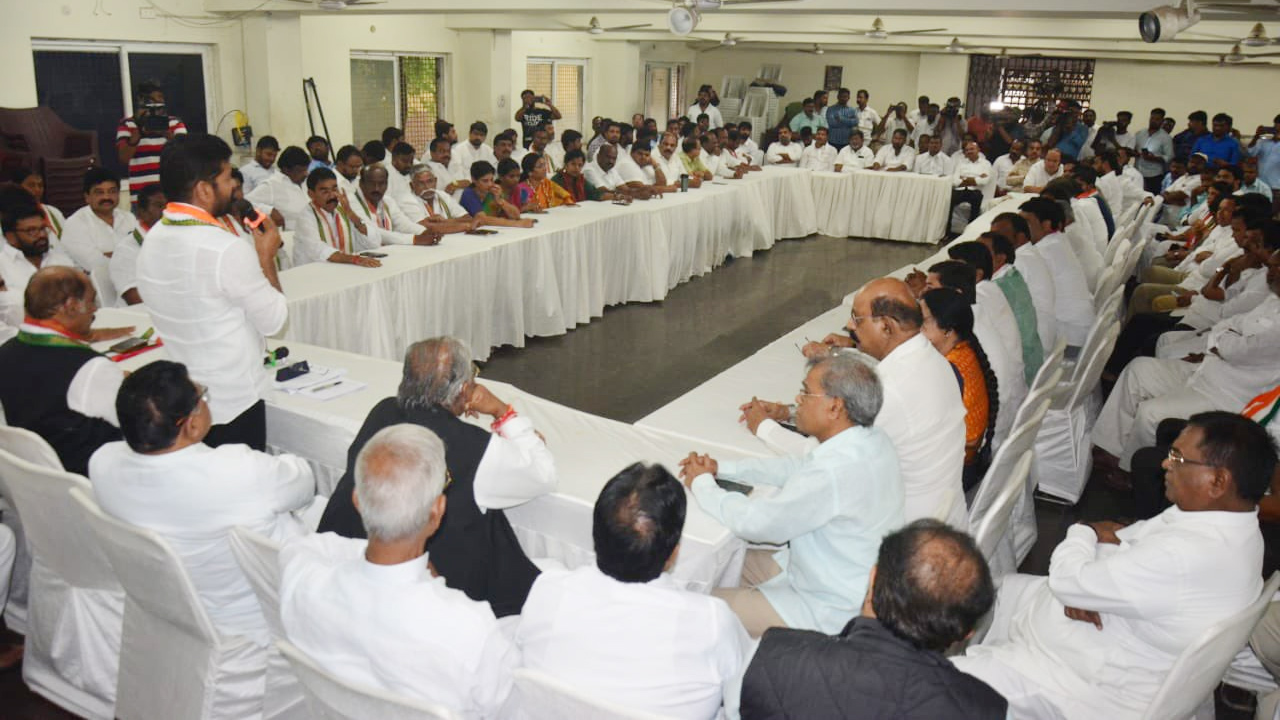 Telangana Congress: కాంగ్రెస్ అభ్యర్థుల ప్రకటన వాయిదా.. కారణమేంటి? Telangana Congress: కాంగ్రెస్ అభ్యర్థుల ప్రకటన వాయిదా.. కారణమేంటి?