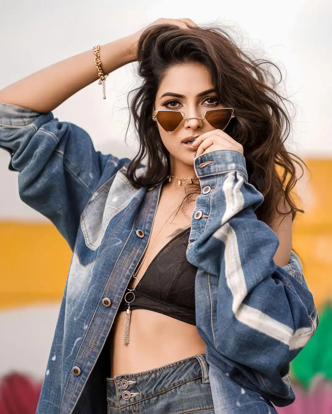 Tollywood Actress Divi Vadthya shares a stylish looks Photos