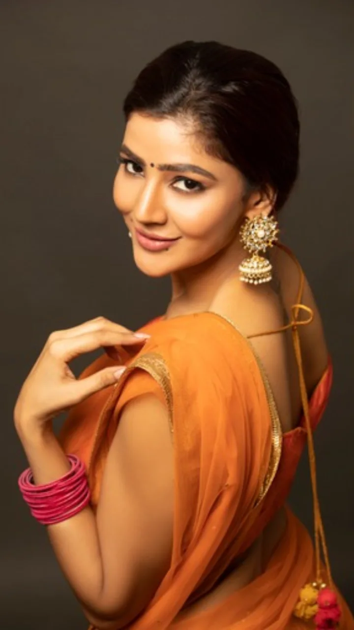 Tollywood Actress Soniya Bansal latest saree photos