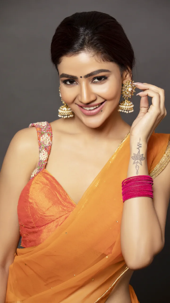 Tollywood Actress Soniya Bansal latest saree photos
