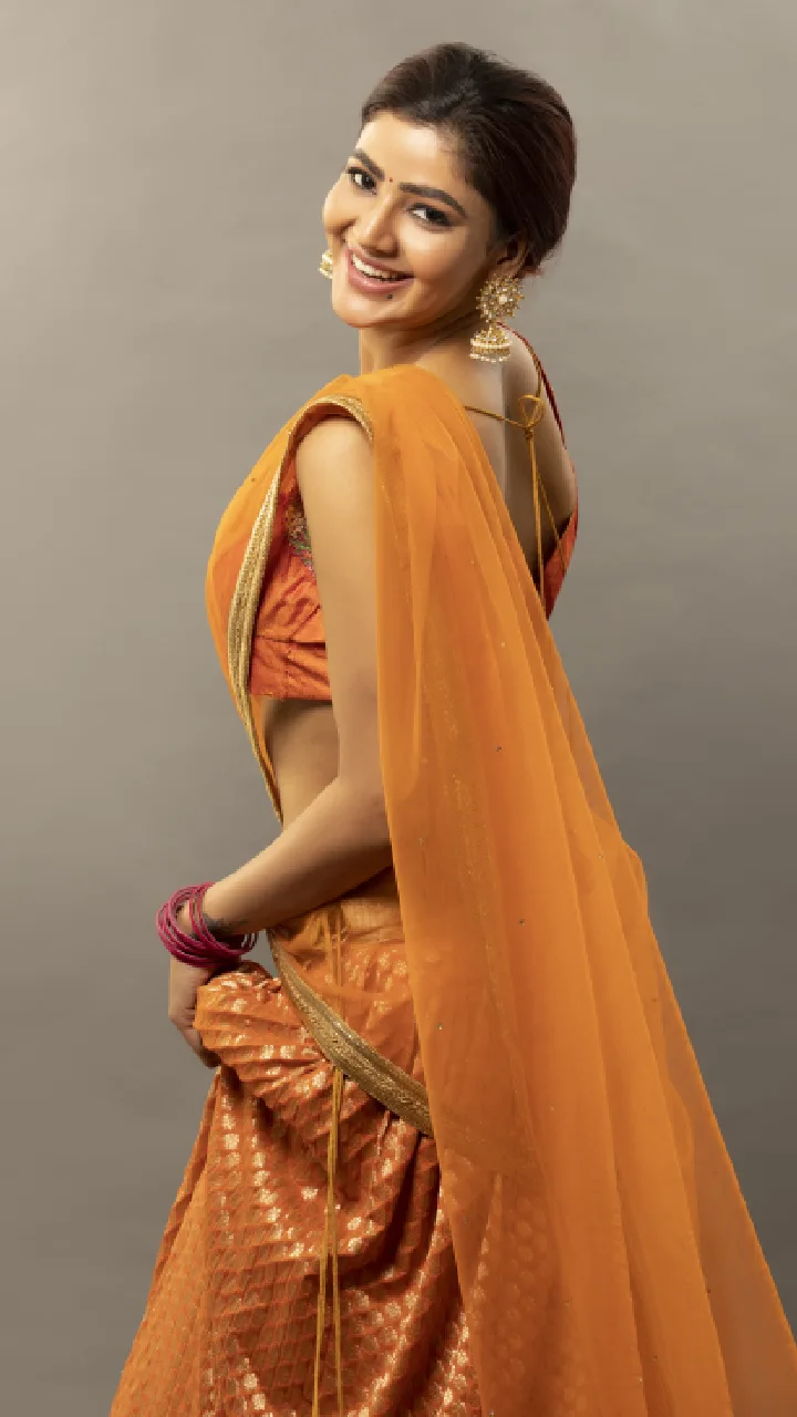 Tollywood Actress Soniya Bansal latest saree photos