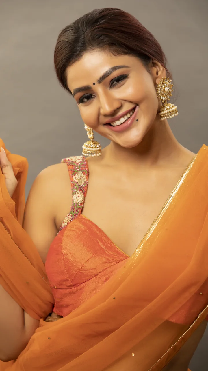 Tollywood Actress Soniya Bansal latest saree photos