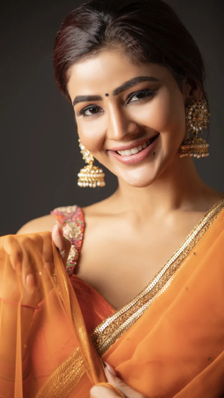Tollywood Actress Soniya Bansal latest saree photos