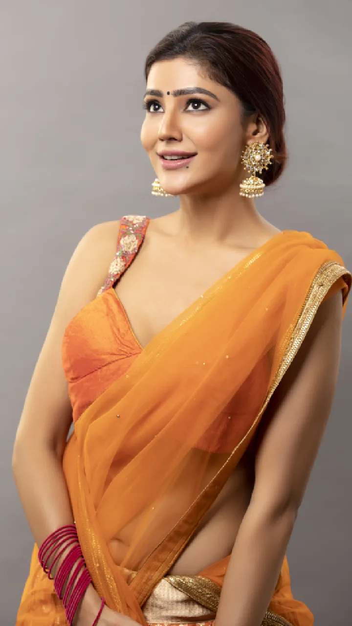 Tollywood Actress Soniya Bansal latest saree photos