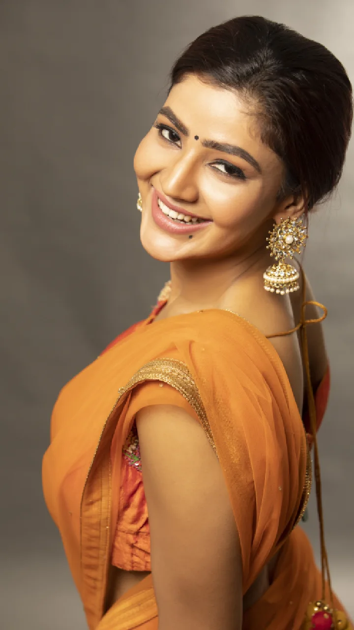 Tollywood Actress Soniya Bansal latest saree photos