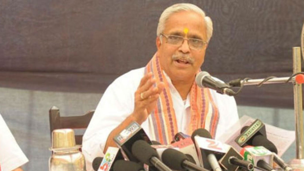 RSS Leader Manmohan Vaidya: కులవివక్షపై స్పందిన మరో ఆర్ఎస్ఎస్ నేత.. ఎస్సీ, ఎస్టీలకు వందల సంవత్సరాలుగా విద్య దూరమైదంటూ వ్యాఖ్యలు RSS Leader Manmohan Vaidya: కులవివక్షపై స్పందిన మరో ఆర్ఎస్ఎస్ నేత.. ఎస్సీ, ఎస్టీలకు వందల సంవత్సరాలుగా విద్య దూరమైదంటూ వ్యాఖ్యలు