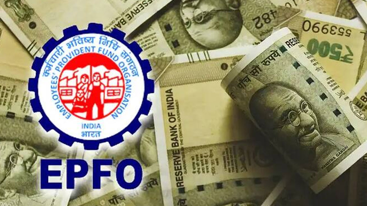 Intrest on EPF: కోట్లాది ప్రైవేటు ఉద్యోగులకు చేదువార్త.. పీఎఫ్పై వడ్డీ తగ్గే అవకాశం Intrest on EPF: కోట్లాది ప్రైవేటు ఉద్యోగులకు చేదువార్త.. పీఎఫ్పై వడ్డీ తగ్గే అవకాశం