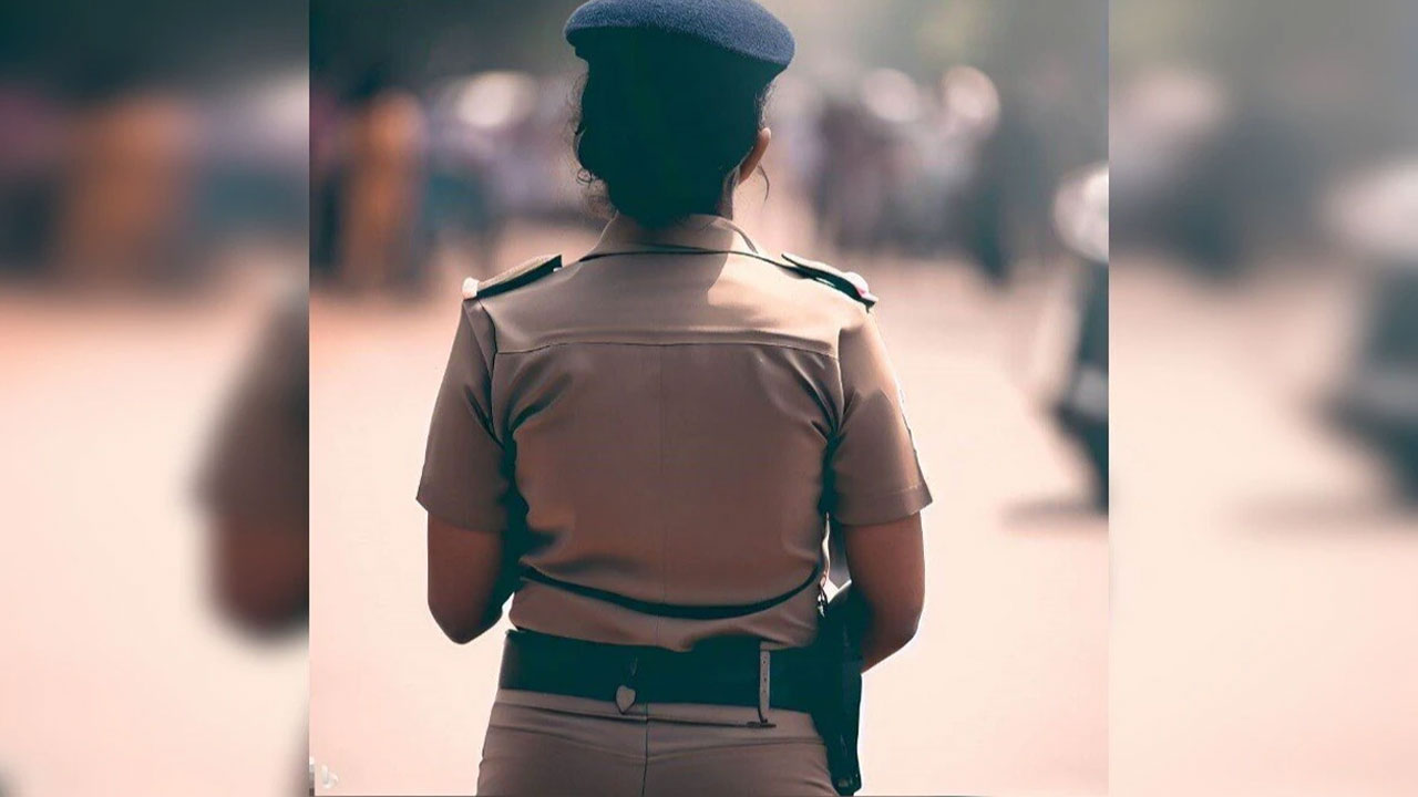 Uttar Pradesh: తలలు పట్టుకుంటున్న పోలీసుశాఖ.. మహిళలుగా ఉండలేం.. పురుషులుగా మారిపోతామంటూ విమెన్ కానిస్టేబుళ్ల దరఖాస్తులు Uttar Pradesh: తలలు పట్టుకుంటున్న పోలీసుశాఖ.. మహిళలుగా ఉండలేం.. పురుషులుగా మారిపోతామంటూ విమెన్ కానిస్టేబుళ్ల దరఖాస్తులు