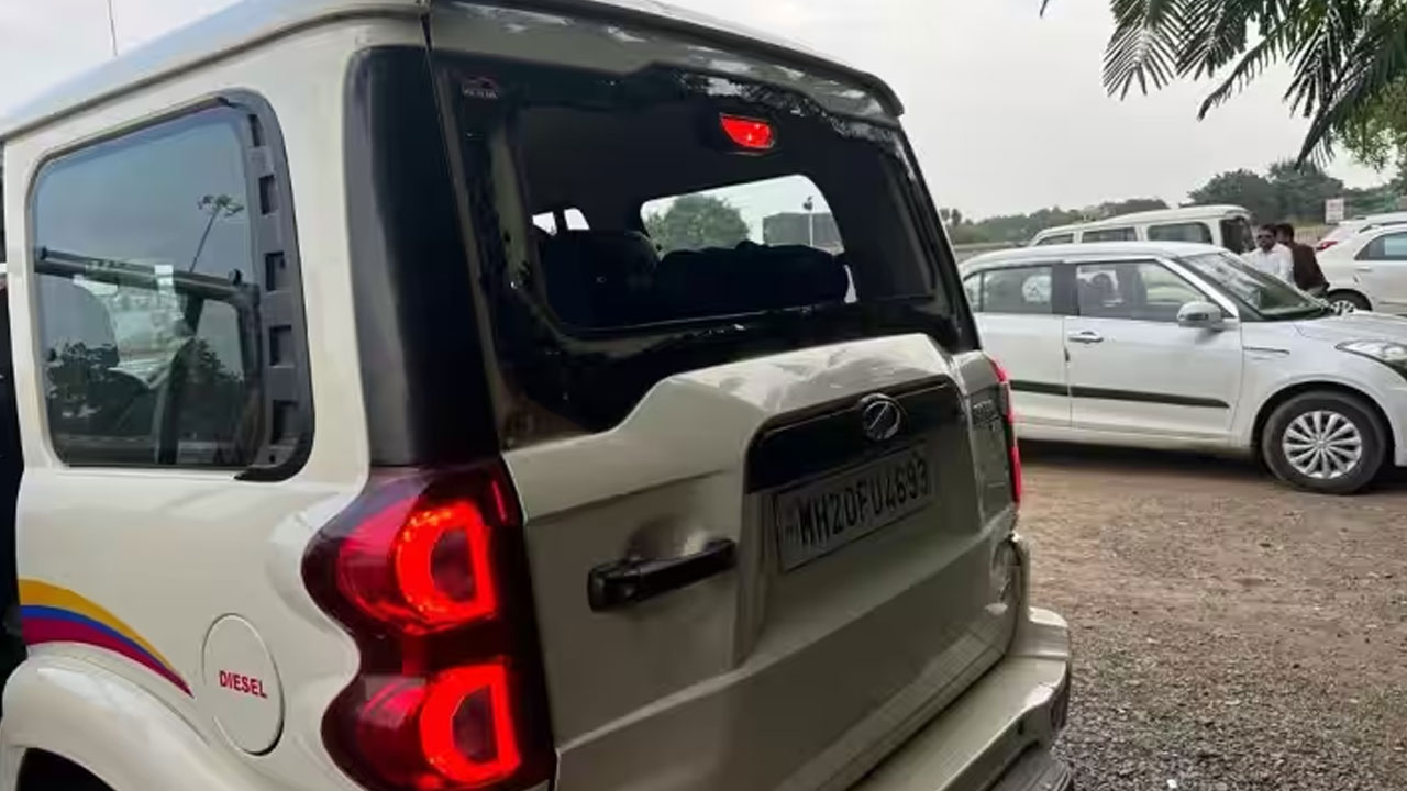 Maratha Reservation: శరద్ పవార్ కారుపై రాళ్లదాడి.. అంతర్వాలి గ్రామం నుంచి బయటికి వస్తుండగా ఘటన, పగిలిన అద్దాలు Maratha Reservation: శరద్ పవార్ కారుపై రాళ్లదాడి.. అంతర్వాలి గ్రామం నుంచి బయటికి వస్తుండగా ఘటన, పగిలిన అద్దాలు