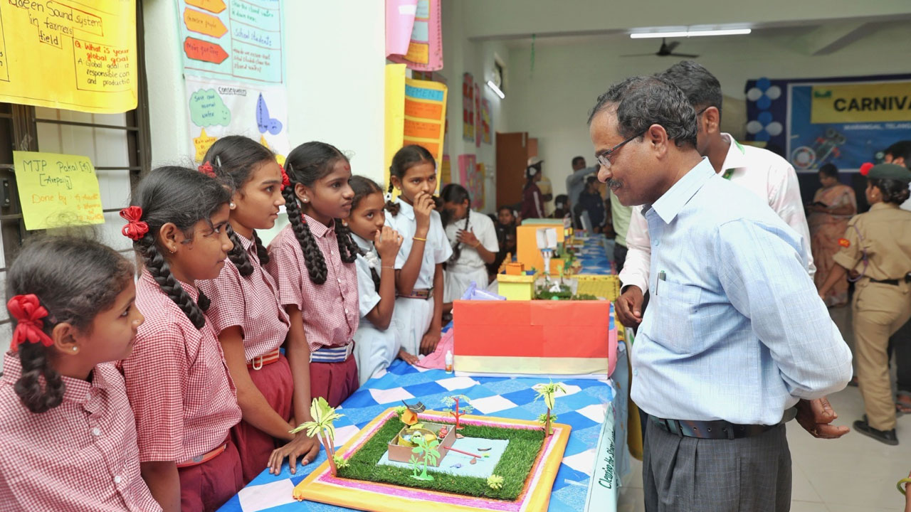 Warangal Carnival: శాస్త్రీయ నైపుణ్యంలో అద్భుత ప్రదర్శన కనబర్చిన ప్రభుత్వ పాఠశాలల విద్యార్థులు Warangal Carnival: శాస్త్రీయ నైపుణ్యంలో అద్భుత ప్రదర్శన కనబర్చిన ప్రభుత్వ పాఠశాలల విద్యార్థులు