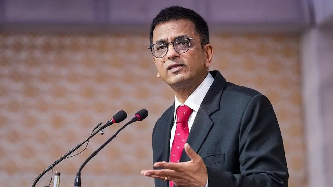 CJI Chandrachud: ఇతర దేశాల్లో ఆయుధాలు, ఆ సంస్కృతి మనకే ఉంది.. సీజేఐ ఆసక్తికర వ్యాఖ్యలు CJI Chandrachud: ఇతర దేశాల్లో ఆయుధాలు, ఆ సంస్కృతి మనకే ఉంది.. సీజేఐ ఆసక్తికర వ్యాఖ్యలు