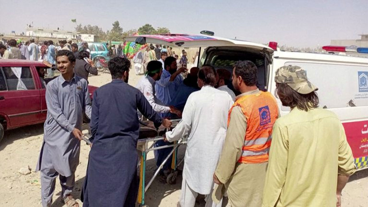 Suicide Blasts in Pakistan: బాంబు పేలుళ్లతో వణికిపోయిన పాకిస్థాన్.. గంటల వ్యవధిలో రెండు ఆత్మాహుతి దాడులు, 60 మంది మృతి Suicide Blasts in Pakistan: బాంబు పేలుళ్లతో వణికిపోయిన పాకిస్థాన్.. గంటల వ్యవధిలో రెండు ఆత్మాహుతి దాడులు, 60 మంది మృతి