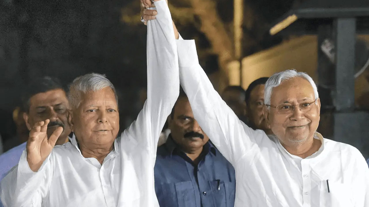 Bihar Politics: ఇండియా కూటమికి చెక్ పెడతారా? నితీశ్ కుమార్, లాలూ ప్రసాద్ ప్లానేంటి? Bihar Politics: ఇండియా కూటమికి చెక్ పెడతారా? నితీశ్ కుమార్, లాలూ ప్రసాద్ ప్లానేంటి?