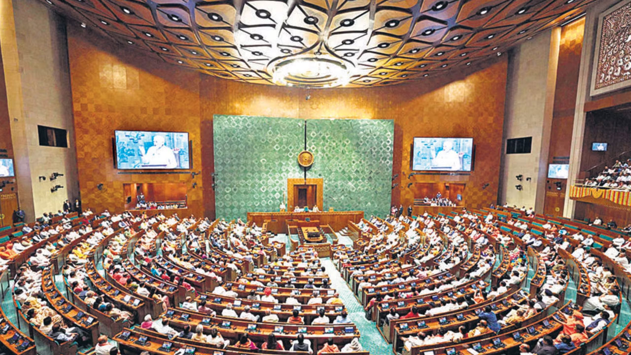 Parliament Special Session: పార్లమెంట్ ప్రత్యేక సమావేశాలు కొత్త భవనంలోనట.. వినాయక చవితి రోజే ముహూర్తం Parliament Special Session: పార్లమెంట్ ప్రత్యేక సమావేశాలు కొత్త భవనంలోనట.. వినాయక చవితి రోజే ముహూర్తం