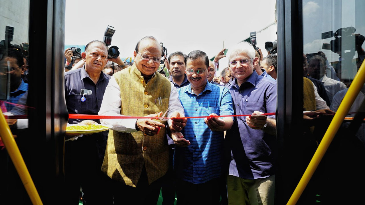 Delhi: దేశంలోనే అతి ఎక్కువ ఈ-బస్సులను ప్రారంభించిన ఢిల్లీ లెఫ్టినెంట్ గవర్నర్, ముఖ్యమంత్రి Delhi: దేశంలోనే అతి ఎక్కువ ఈ-బస్సులను ప్రారంభించిన ఢిల్లీ లెఫ్టినెంట్ గవర్నర్, ముఖ్యమంత్రి