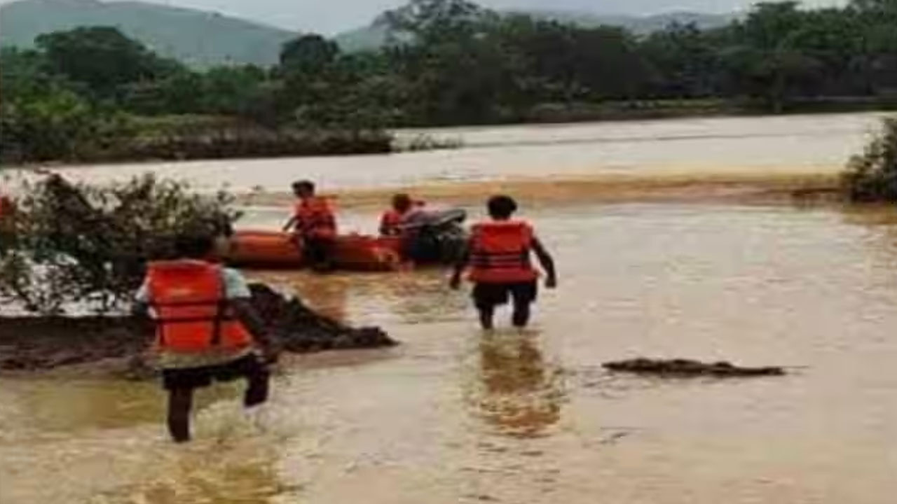 Chhattisgarh: ఇంద్రావతి నదిలో పడవ బోల్తా.. ఏడుగురు గల్లంతు, ఈతకొట్టి ప్రాణాలు కాపాడుకున్న ఒక వ్యక్తి Chhattisgarh: ఇంద్రావతి నదిలో పడవ బోల్తా.. ఏడుగురు గల్లంతు, ఈతకొట్టి ప్రాణాలు కాపాడుకున్న ఒక వ్యక్తి