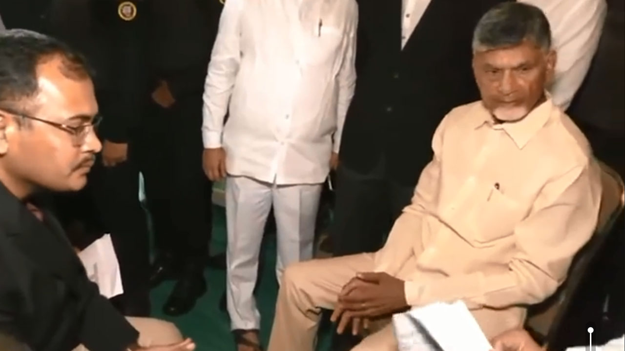 Chandrababu Arrest: చంద్రబాబు అరెస్టుపై నెట్టింట్లో అధికార, విపక్షాల ఫైటింగ్ Chandrababu Arrest: చంద్రబాబు అరెస్టుపై నెట్టింట్లో అధికార, విపక్షాల ఫైటింగ్