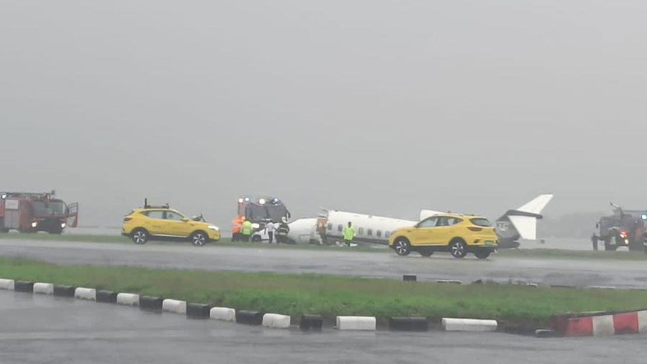Chartered Plane Skid: ముంబై రన్పై జారిపడి పడి రెండు ముక్కలైన చార్టర్డ్ విమానం.. హృదయాన్ని కలచివేసే వీడియో చూశారా? Chartered Plane Skid: ముంబై రన్పై జారిపడి పడి రెండు ముక్కలైన చార్టర్డ్ విమానం.. హృదయాన్ని కలచివేసే వీడియో చూశారా?