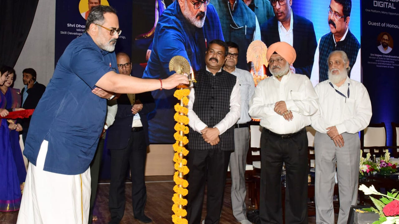 Skill India Digital: స్కిల్ ఇండియా డిజిటల్ ను ప్రారంభించిన కేంద్ర మంత్రి ధర్మేంద్ర ప్రధాన్ Skill India Digital: స్కిల్ ఇండియా డిజిటల్ ను ప్రారంభించిన కేంద్ర మంత్రి ధర్మేంద్ర ప్రధాన్