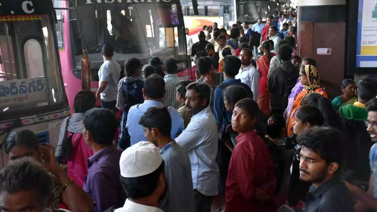 TSRTC: టీఎస్ఆర్టీసీ చరిత్రలో ఆల్ టైం రికార్డు.. రాఖీ పౌర్ణమి రోజున రూ.22.65 కోట్ల రాబడి TSRTC: టీఎస్ఆర్టీసీ చరిత్రలో ఆల్ టైం రికార్డు.. రాఖీ పౌర్ణమి రోజున రూ.22.65 కోట్ల రాబడి