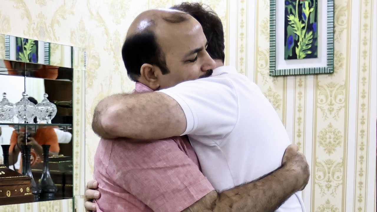 Rahul meets Danish Ali: బీఎస్పీ ఎంపీ డానిష్ అలీని కౌగిళించుకున్న ఫొటోను షేర్ చేస్తూ.. జోడో యాత్ర కొటేషన్ రాసిన రాహుల్ గాంధీ Rahul meets Danish Ali: బీఎస్పీ ఎంపీ డానిష్ అలీని కౌగిళించుకున్న ఫొటోను షేర్ చేస్తూ.. జోడో యాత్ర కొటేషన్ రాసిన రాహుల్ గాంధీ