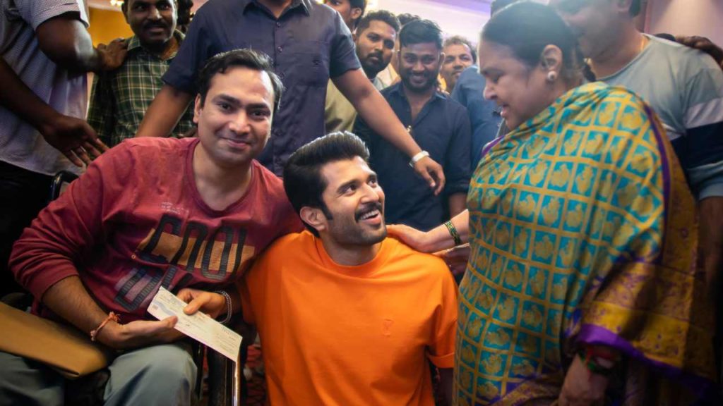 తాజాగా నేడు తనకి వచ్చిన ఫామ్స్ లో నుంచి 100 మంది లక్కీ ఫ్యామిలీలను సెలెక్ట్ చేసి ఒక్కొక్కరికి లక్ష రూపాయల చెక్కు అందించాడు విజయ్ దేవరకొండ.