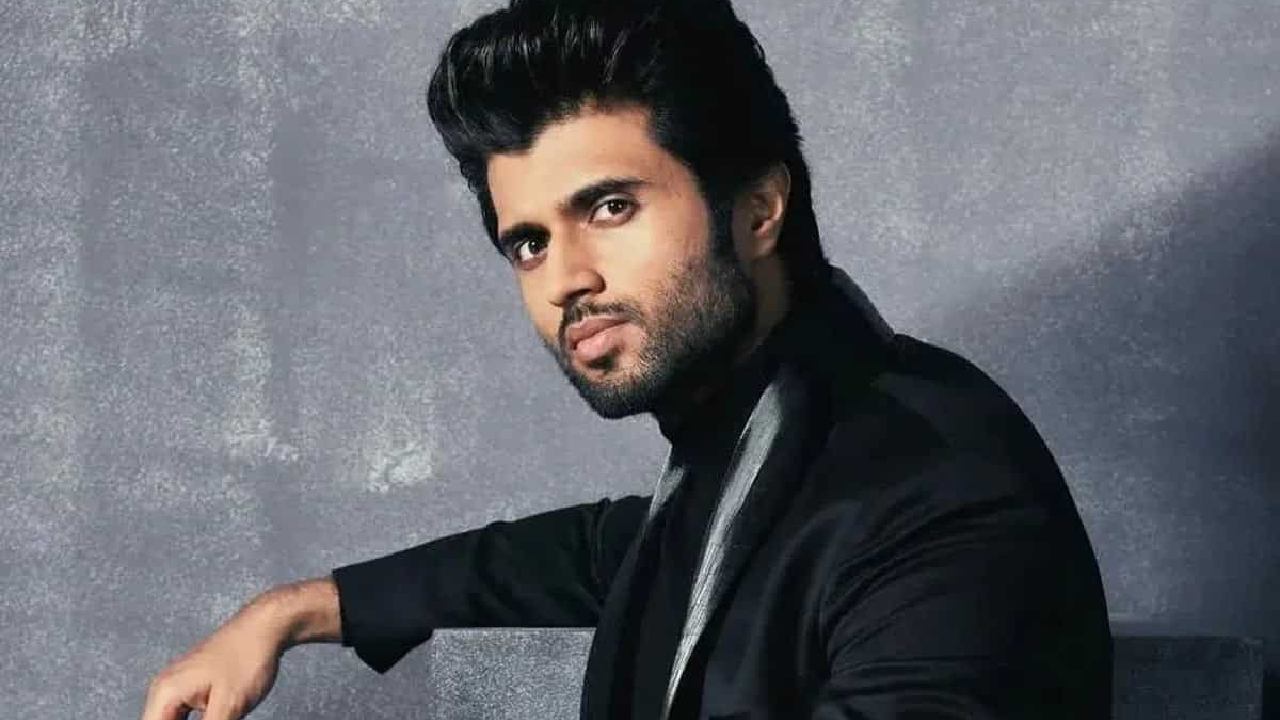 Vijay Deverakonda : వంద కుటుంబాలను సెలెక్ట్ చేసిన విజయ్.. ఇక లక్ష ఇవ్వడమే.. Vijay Deverakonda : వంద కుటుంబాలను సెలెక్ట్ చేసిన విజయ్.. ఇక లక్ష ఇవ్వడమే..