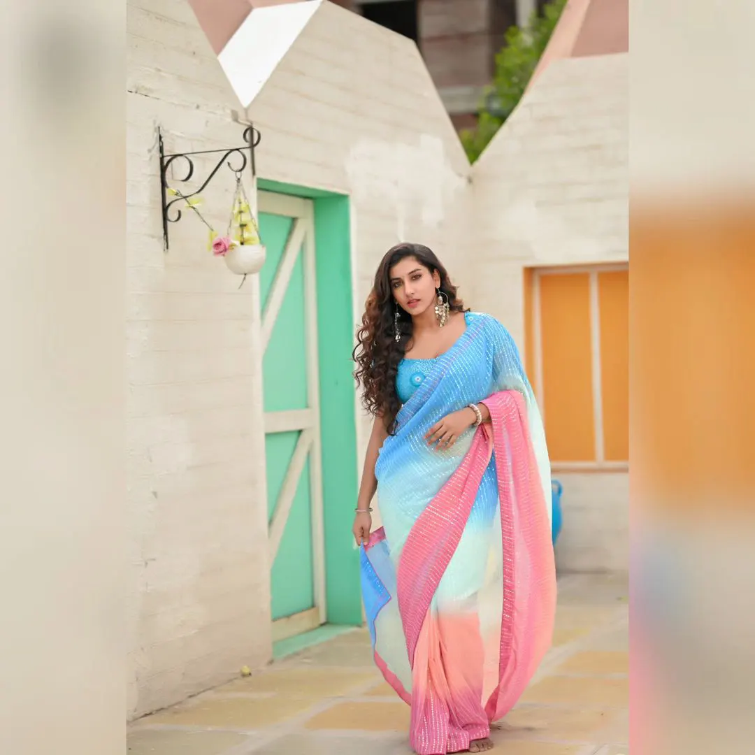Vishnupriyaa Bhimeneni shares saree Photos in her instagram
