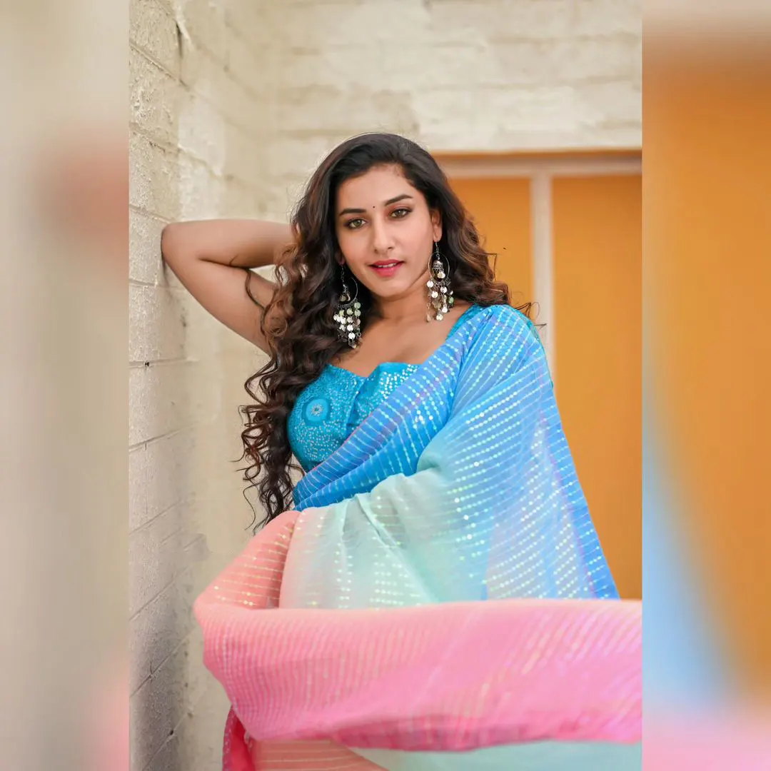 Vishnupriyaa Bhimeneni shares saree Photos in her instagram