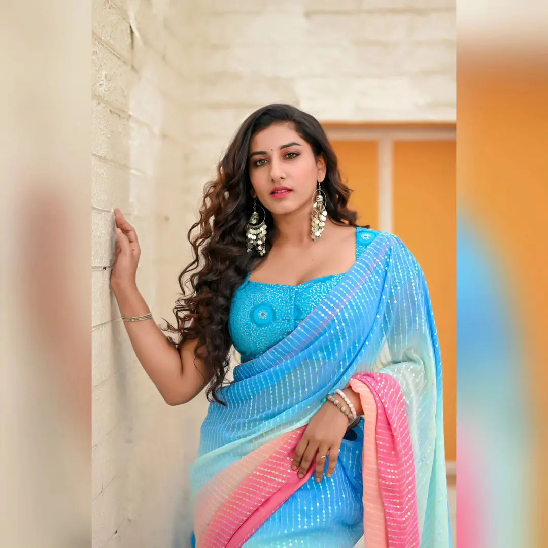 Vishnupriyaa Bhimeneni shares saree Photos in her instagram