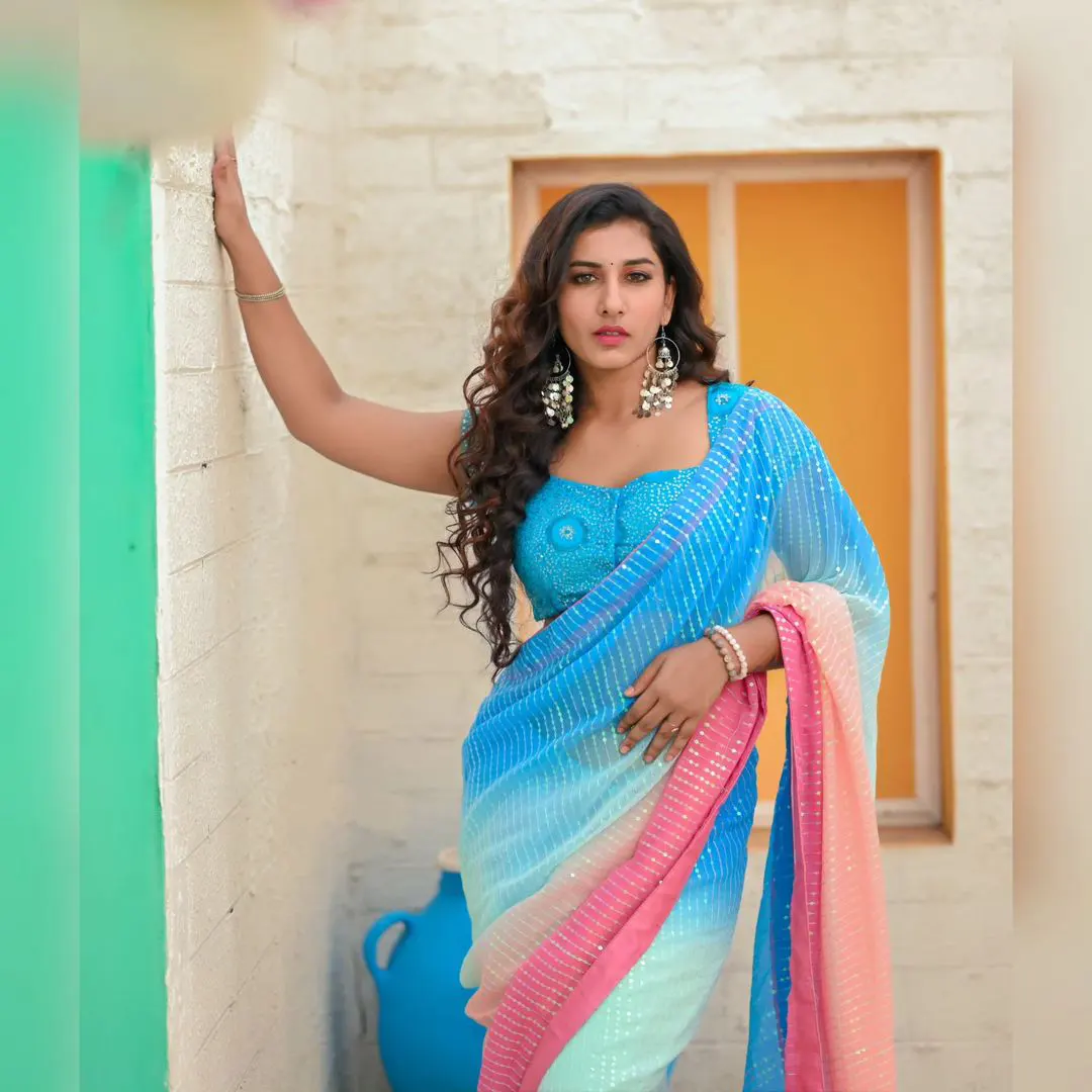 Vishnupriyaa Bhimeneni shares saree Photos in her instagram